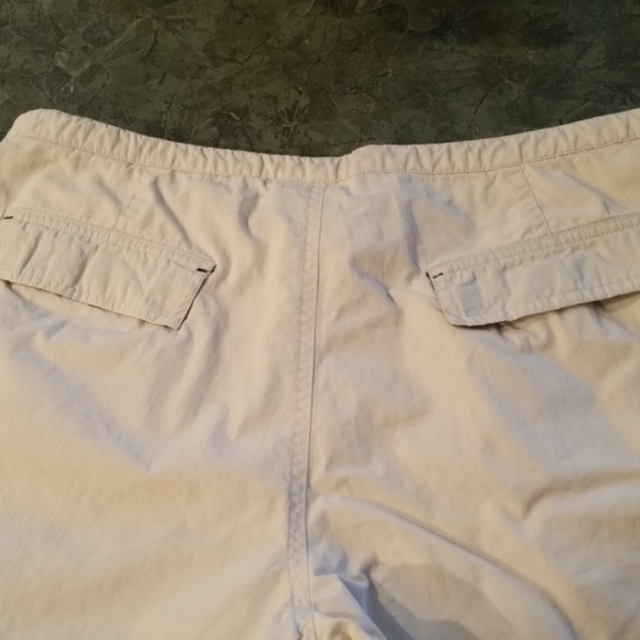 Retro 90's-early 2000's style khaki shorts - Picture 3 of 7